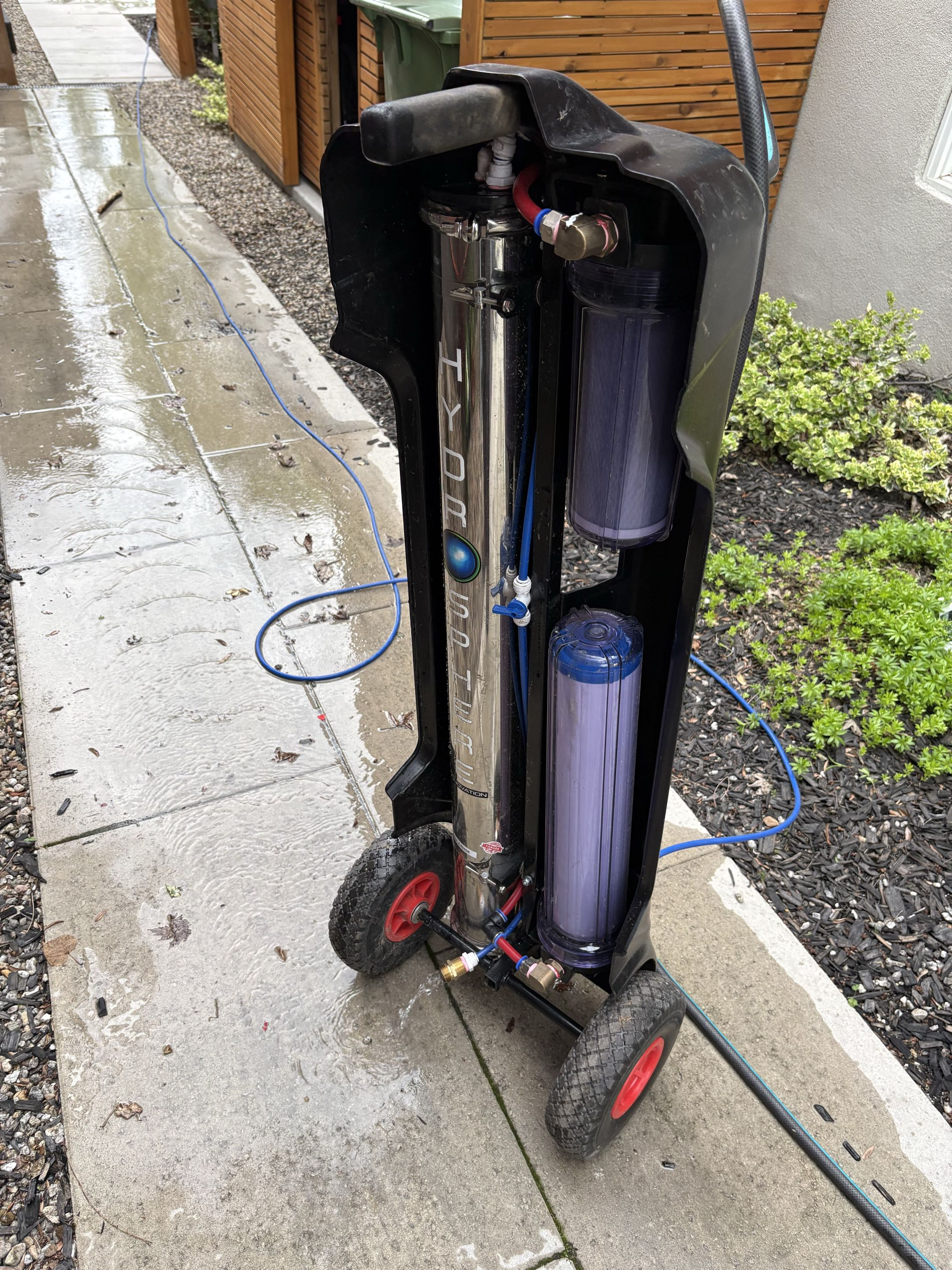 Water fed pole cleaning